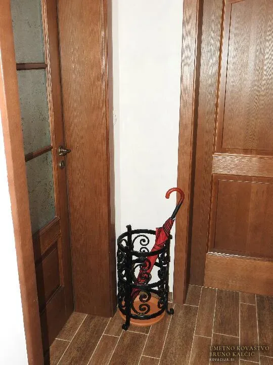 Kovano stojalo za dežnike.