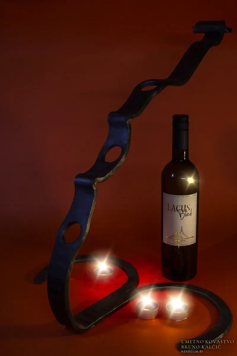 Kovano stojalo za vino Trak