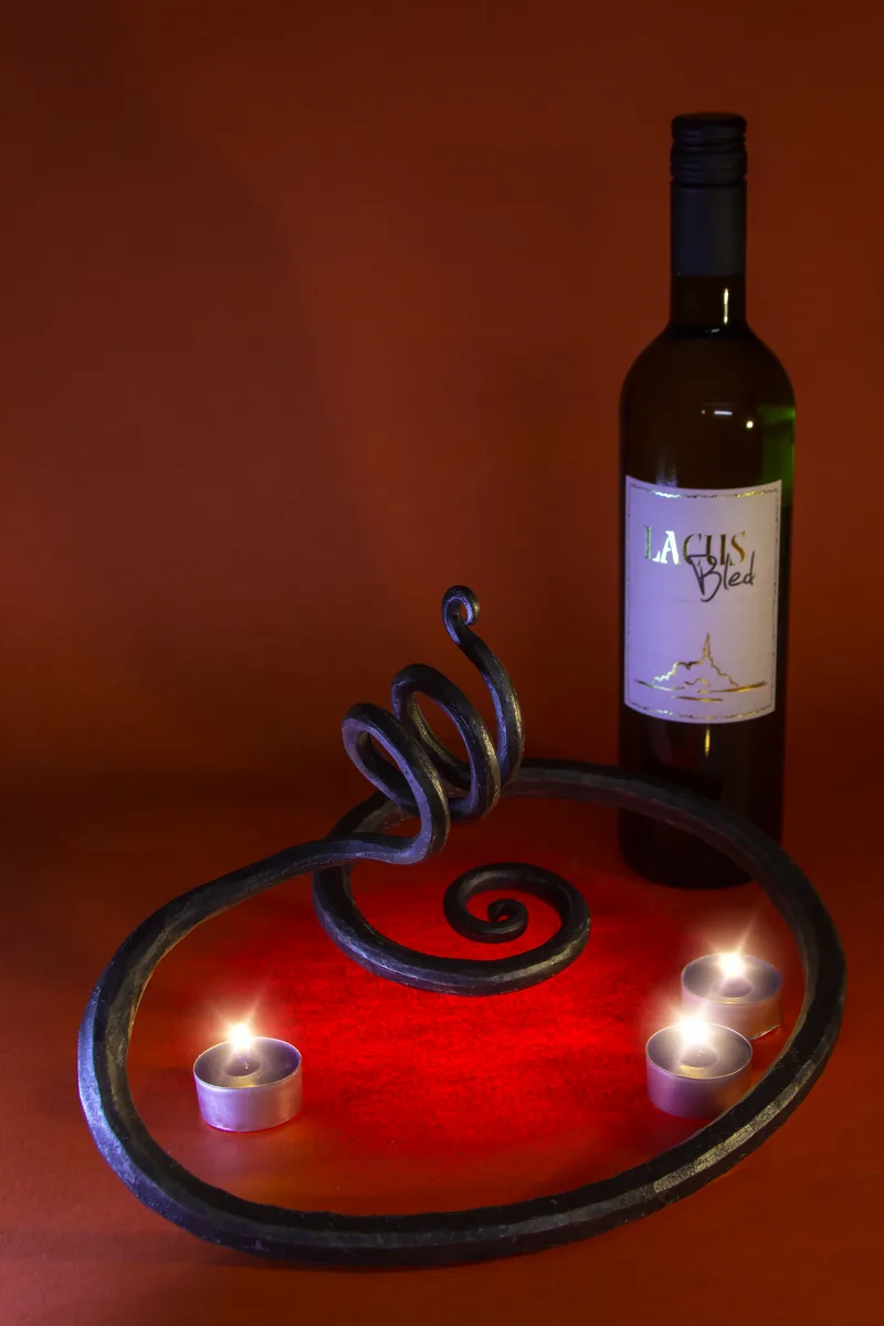 Kovan pladenj za vino s spiralo