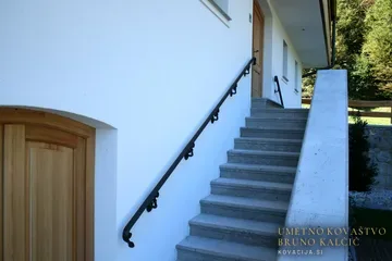Kovan ročaj ob stopnišču, Klemenčevo, detajl 2