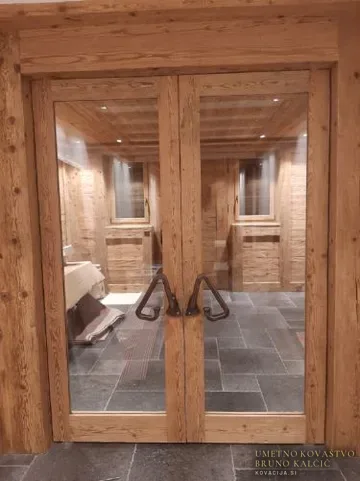 Kovan ročaj na nihajnih vratih, Dodatki za dom