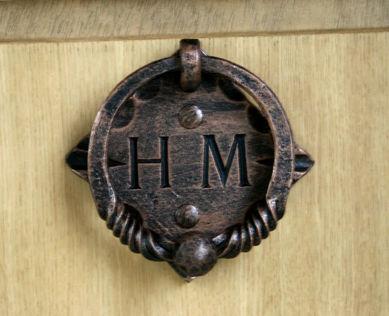Kovano trkalo z monogramom