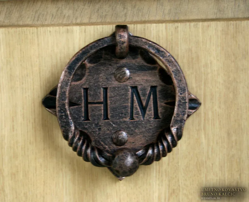 Kovano trkalo z monogramom