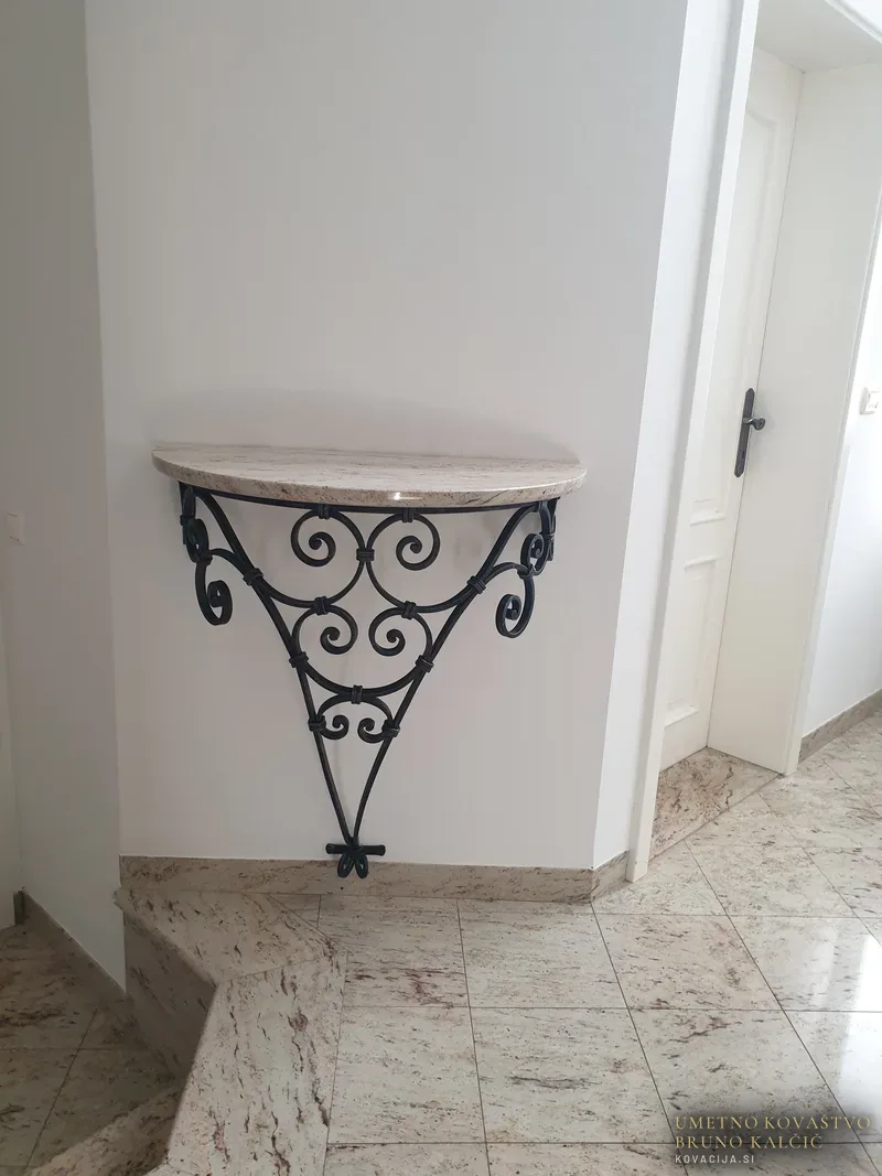 Kovana stenska konzolna mizica.