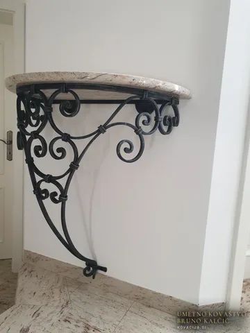 Polkrožna konzolna mizica s kamnito ploščo