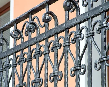 Kovana balkonska ograja, Lahovče, iz kovačije na Blejski Dobravi