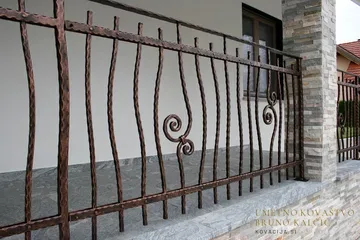 Kovana ograja na podestu pred vhodom, Žirovnica, S-zvitki