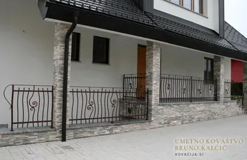 Kovana ograja na podestu pred vhodom, Žirovnica, detajl 1