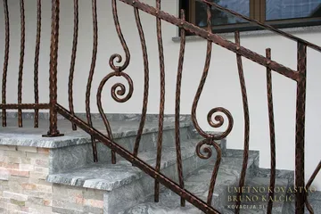 Kovana ograja na podestu pred vhodom, Žirovnica, detajl 3