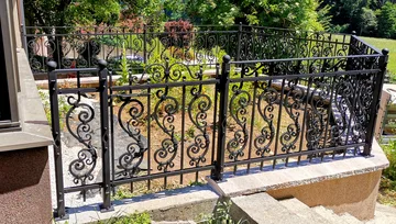 Kovana balkonska ograja, Besnica, Balkonske ograje