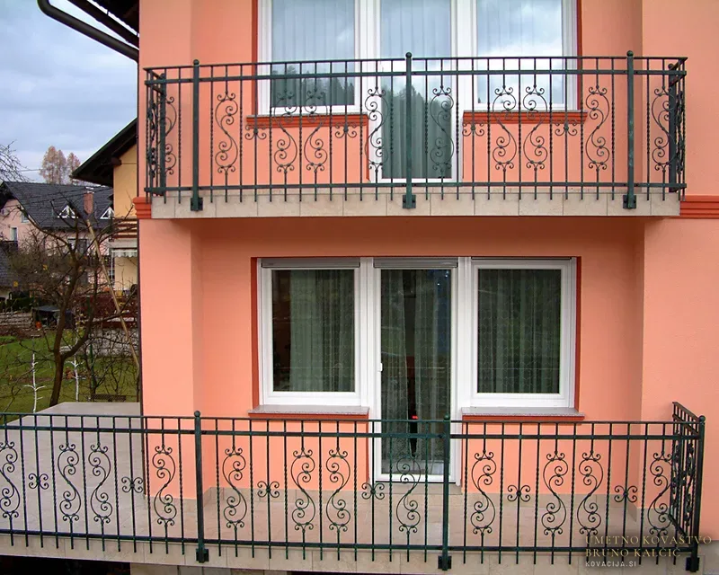 Kovana ograja na balkonih in terasi, Dindol