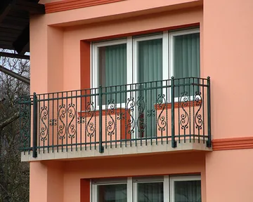 Balkonska ograja in ograja na terasi z razgibanim vzorcem