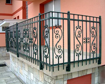 Kovana ograja na balkonih in terasi, Dindol, iz kovačije na Blejski Dobravi