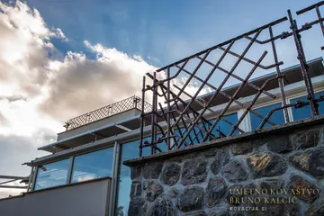 Ograja je narejena iz tolčenih ("kovanih") prebitih palic 20×20 mm, in sestavljena s pretikanjem palic ene skozi drugo