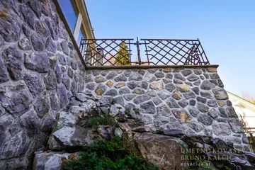 Moderna kovana balkonska ograja, Ljubljana, Palično jeklo 20×20 mm, profiliran ročaj 50×15 mm