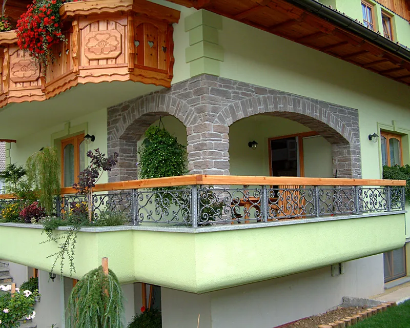 Kovana balkonska ograja, Črna vas