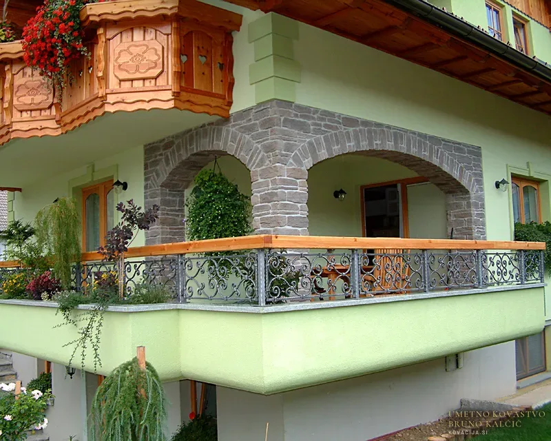 Kovana balkonska ograja na zidu, Črna vas