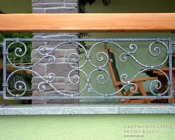 Kovana balkonska ograja na zidu, Črna vas, detajl 1