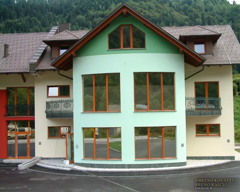 Kovana balkonska ograja s trebuhom, Jesenice