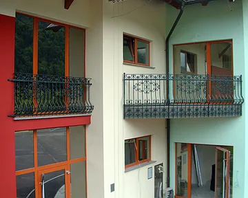 Kovana balkonska ograja s trebuhom, Jesenice, Balkonske ograje