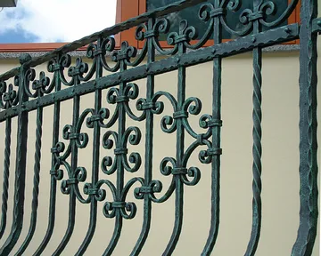 Kovana balkonska ograja s trebuhom, Jesenice, patina po fasadi