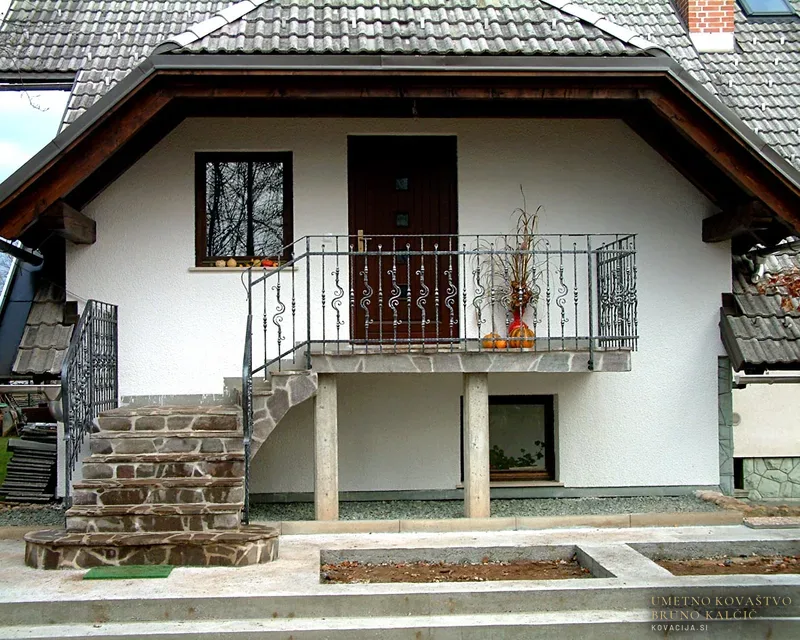 Kovana balkonska ograja, Lesce