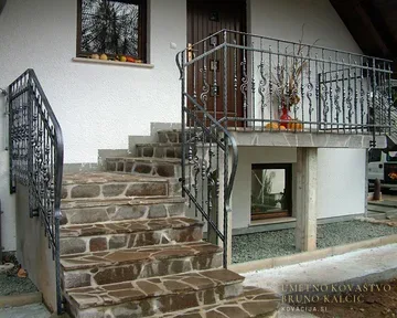 Kovana balkonska ograja, Lesce, Balkonske ograje
