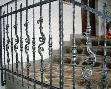 Kovana balkonska ograja, Lesce, detajl 1