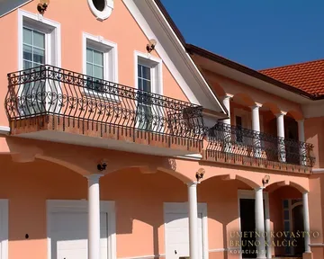 Kovana trebušasta balkonska ograja, Mengeš, iz kovačije na Blejski Dobravi