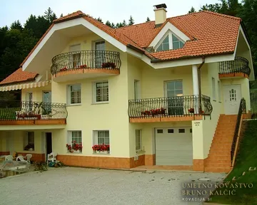 Kovana trebušasta balkonska ograja, Legen, Balkonske ograje