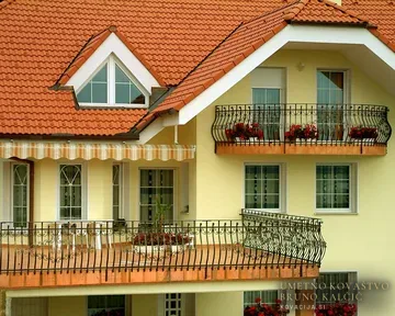 Bogata trebušasta ograja s tremi vrstami okrasja, montirana na čelo plošče