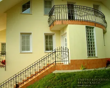 Kovana trebušasta balkonska ograja, Legen, tri etaže