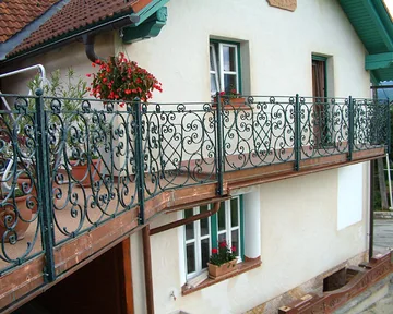 Balkonska ograja z bogatim baričnim vzorcem iz tolčenih ("kovanih") materialov