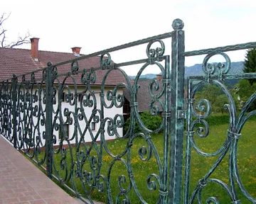 Kovana baročna balkonska ograja, Gmajna, krožni zvitki