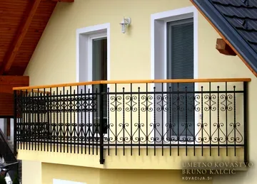 Bogato okrašena klasična balkonska ograja s tremi vrstami okrasja v črni mat barvi in macesnovim ročajem