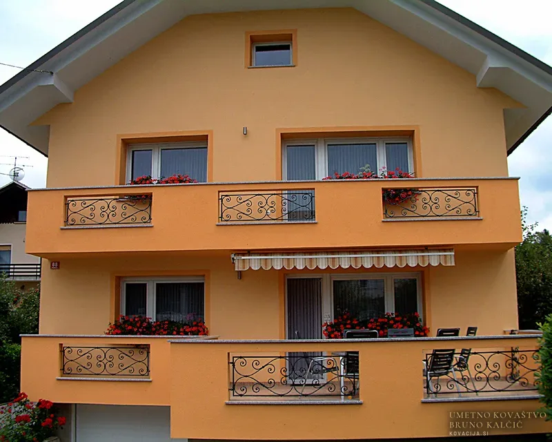 Kovana balkonska ograja, Podreča