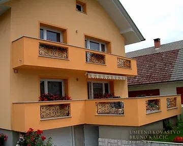 Kovana balkonska ograja, Podreča, Balkonske ograje