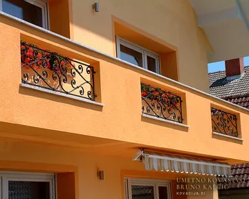 Kovana balkonska ograja, Podreča, tri etaže