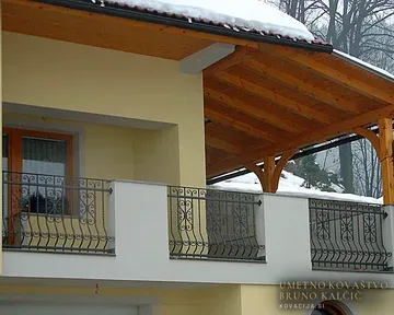 Kovana balkonska ograja, Hotavlja, Balkonske ograje