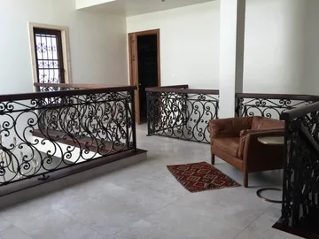 Kovane balkonske ograje in okenske mreže in galerija na vili, Dar Ess Salam, vratno okovje