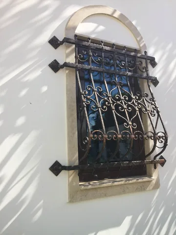 Kovane balkonske ograje in okenske mreže in galerija na vili, Dar Ess Salam, iz kovačije na Blejski Dobravi