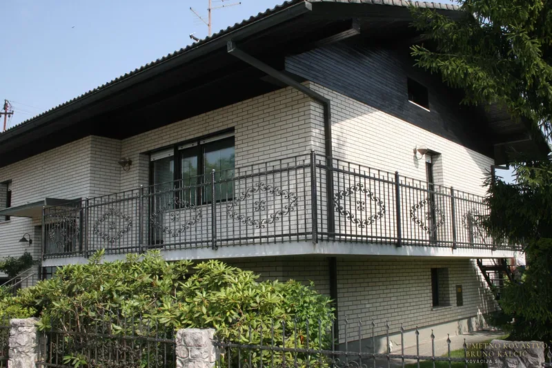 Kovana balkonska ograja, Domžale