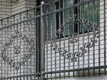 Kovana balkonska ograja, Domžale, iz kovačije na Blejski Dobravi