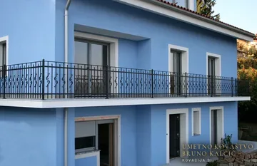Dokaj enostavna kovana balkonska in stopniščna ograja ter ograja na francoskih bolkonih iz izmenjajočih se dveh