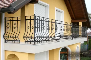 Enostavna in elegantna kovana trebušasta ograja z dvema vrstama vzorca