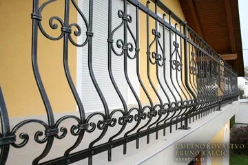 Kovana balkonska ograja, Zalog, trebušasta