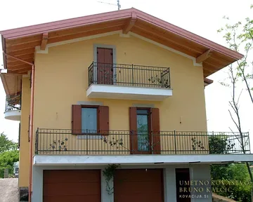 Kovana balkonska ograja z motivom trte, Števerjan, Balkonske ograje