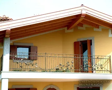 Kovana balkonska ograja z motivom trte, Števerjan, trta z grozdi