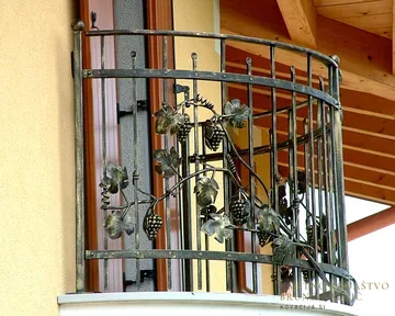 Kovana balkonska ograja z motivom trte, Števerjan, iz kovačije na Blejski Dobravi