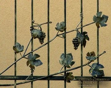 Kovana balkonska ograja z motivom trte, Števerjan, detajl 1